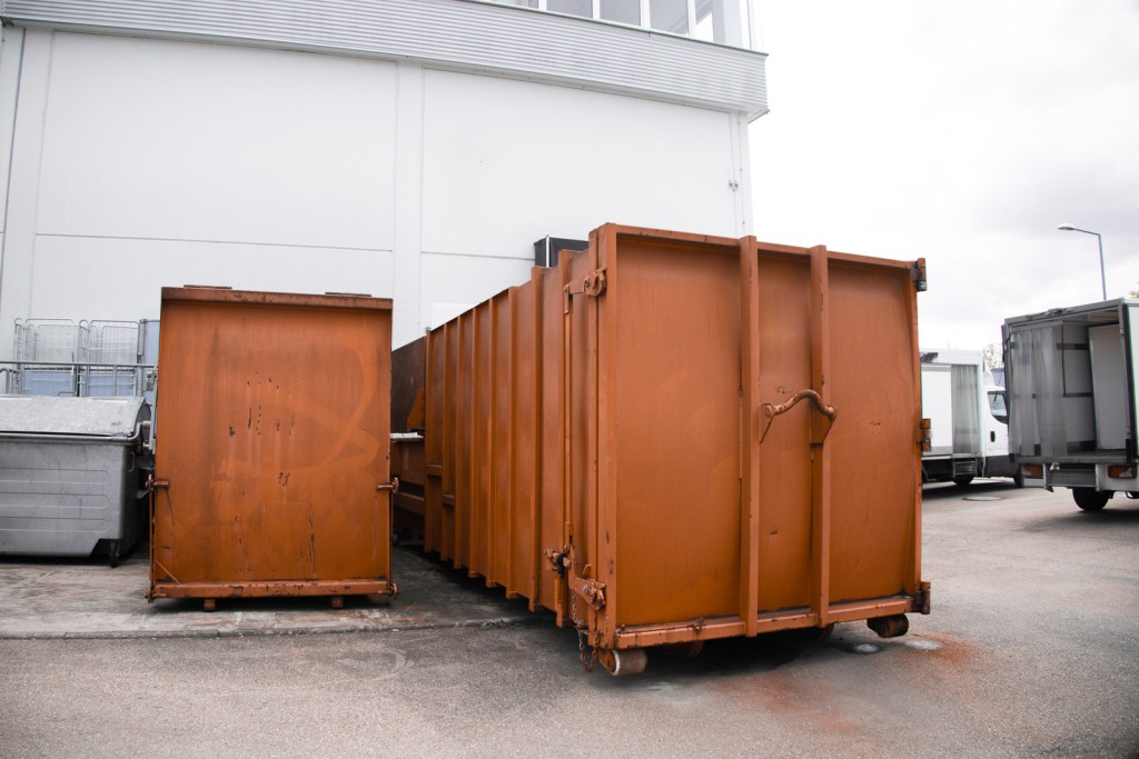 Zwei Container in Orange für Haushaltsauflösung in Fellbach