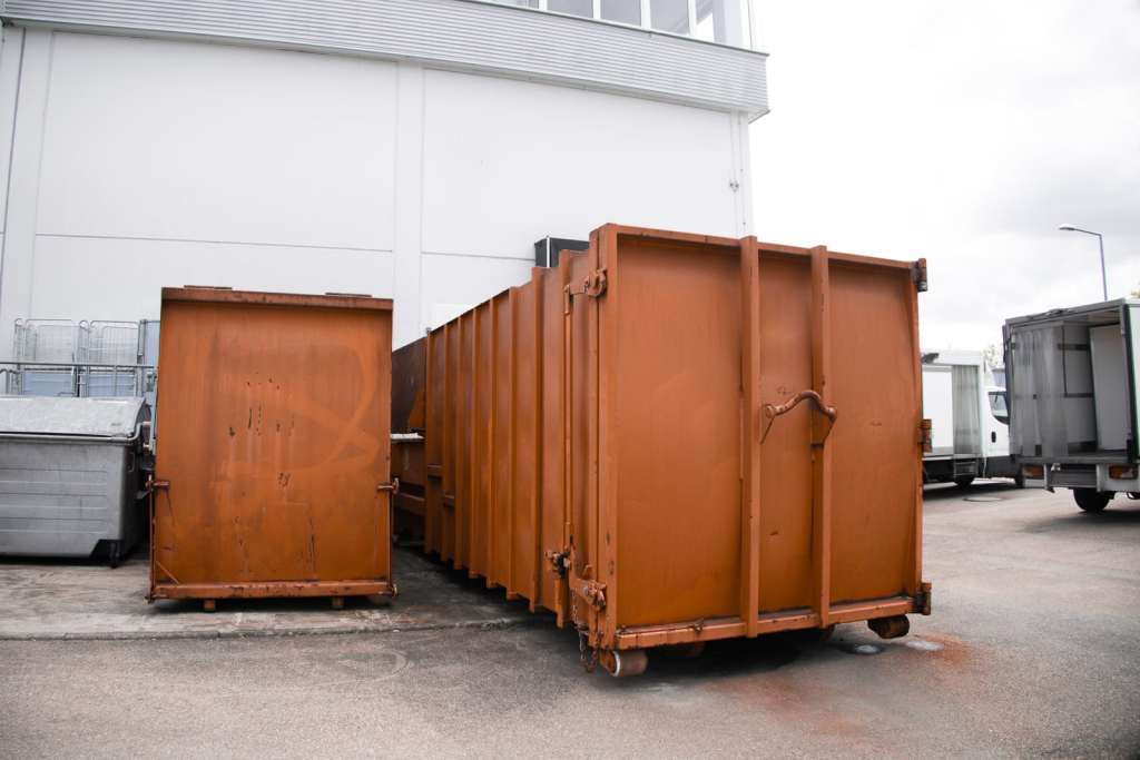 Zwei Container in Orange für Haushaltsauflösung in Weil der Stadt