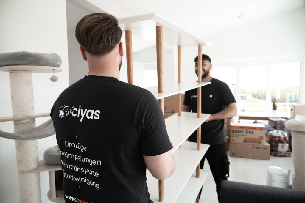 Ciyas GmbH Mitarbeiter bei einem Möbeltransport in Kornwestheim