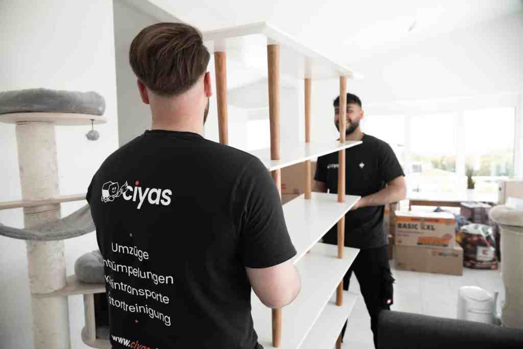 Ciyas GmbH Mitarbeiter bei einem Möbeltransport in Herrenberg - Möbeltransporte zum Festpreis!